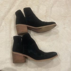 Hinge Black Suede Ankle Booties Block Heel Boot Size 6
